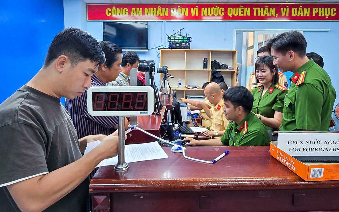 Công An TP.HCM Sẽ Cấp Đổi Giấy Phép Lái Xe Cho Người Dân Tại Phường, Xã, Thị Trấn Từ 17-3 34 Công An TP.HCM Sẽ Cấp Đổi Giấy Phép Lái Xe Cho Người Dân Tại Phường, Xã, Thị Trấn Từ 17-3